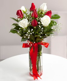5 kırmızı 4 beyaz gül vazoda  Malatya çiçek mağazası , çiçekçi adresleri 