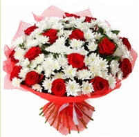 11 adet kırmızı gül ve beyaz kır çiçeği  Malatya uluslararası çiçek gönderme 